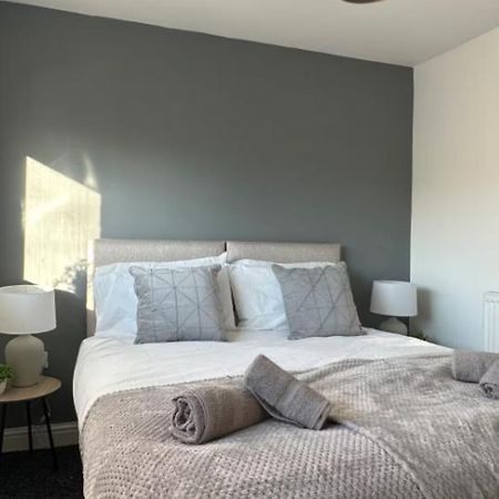 Comfy 1 Bedroom Apartment - Sleeps 2 With Free Parking! St Helens  Exterior foto