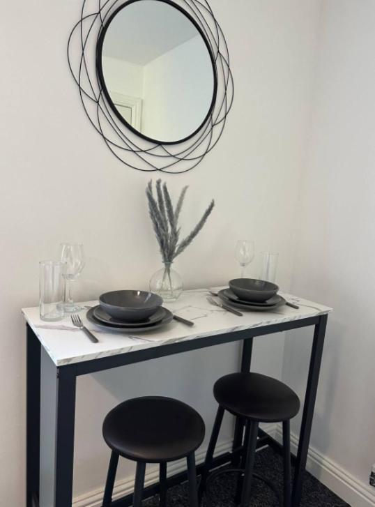 Comfy 1 Bedroom Apartment - Sleeps 2 With Free Parking! St Helens  Exterior foto