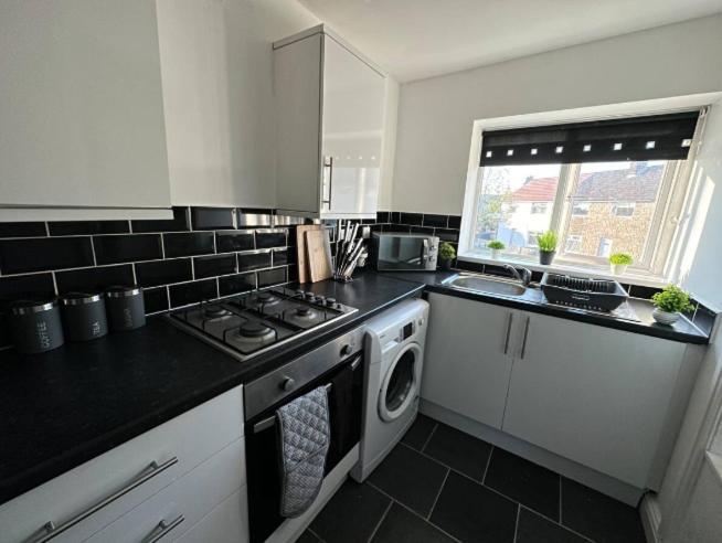 Comfy 1 Bedroom Apartment - Sleeps 2 With Free Parking! St Helens  Exterior foto