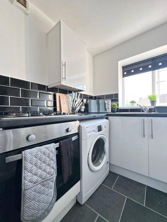 Comfy 1 Bedroom Apartment - Sleeps 2 With Free Parking! St Helens  Exterior foto